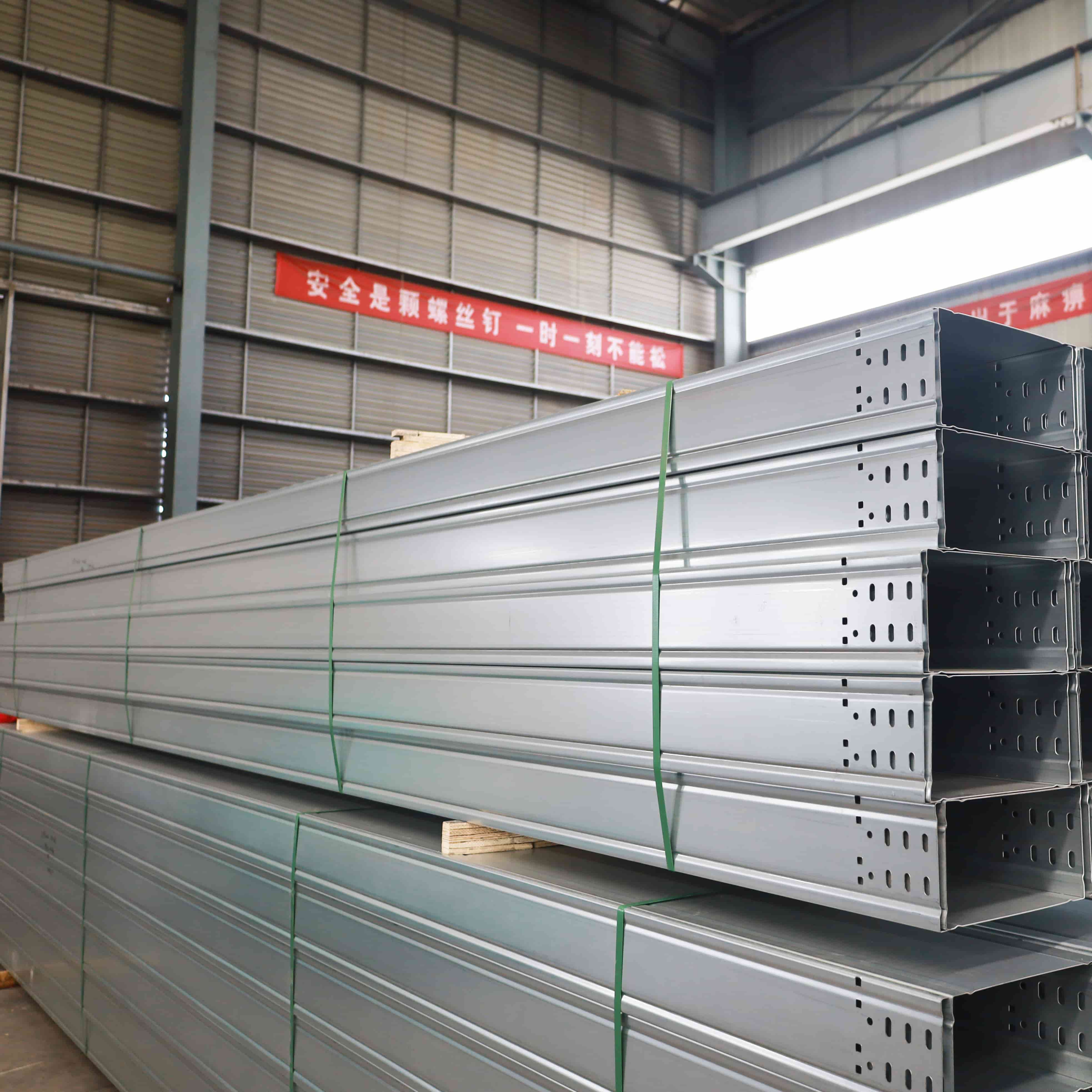 Metalen kabelgoot met grote overspanning